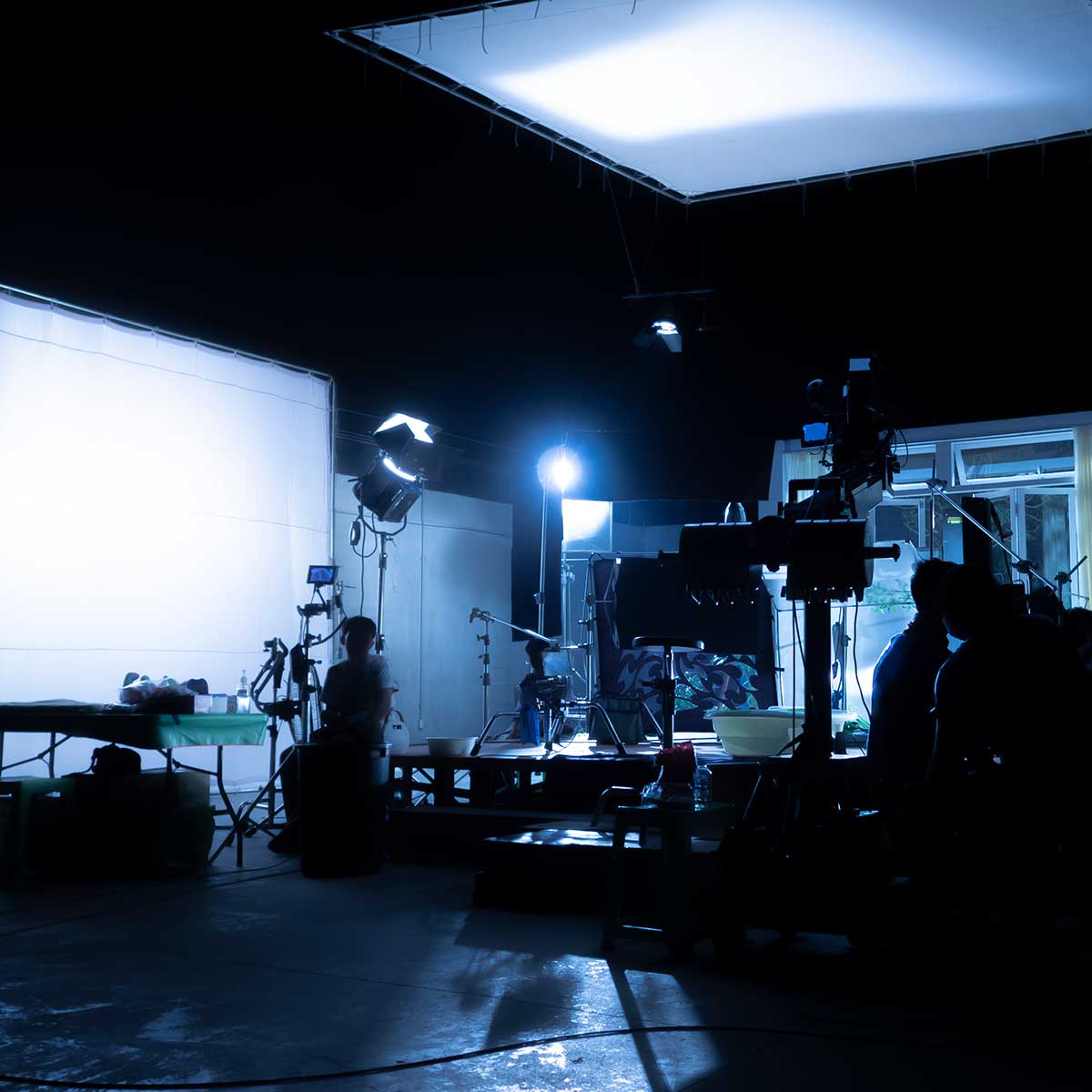 silhouette-image-of-video-production-behind-the-scene-1